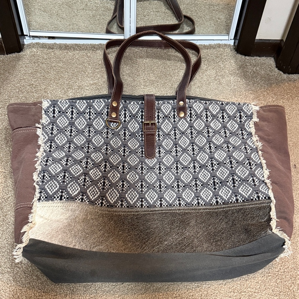 Myra Bag Lunar Upcycled Canvas &
Cowhide Leather 

Measure
48.3 x 22.9 x 40.6 cm
